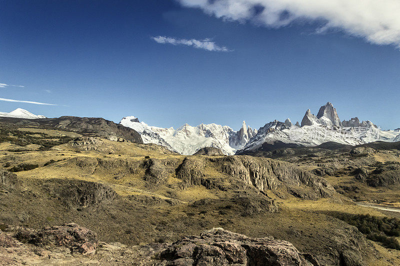 从Chaltén小镇俯瞰，山脉，Fitz Roy(海拔3405米)和Torre(3125米)。巴塔哥尼亚，圣克鲁斯省，阿根廷。